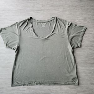 American Eagle Women's V Neck Tee - Medium